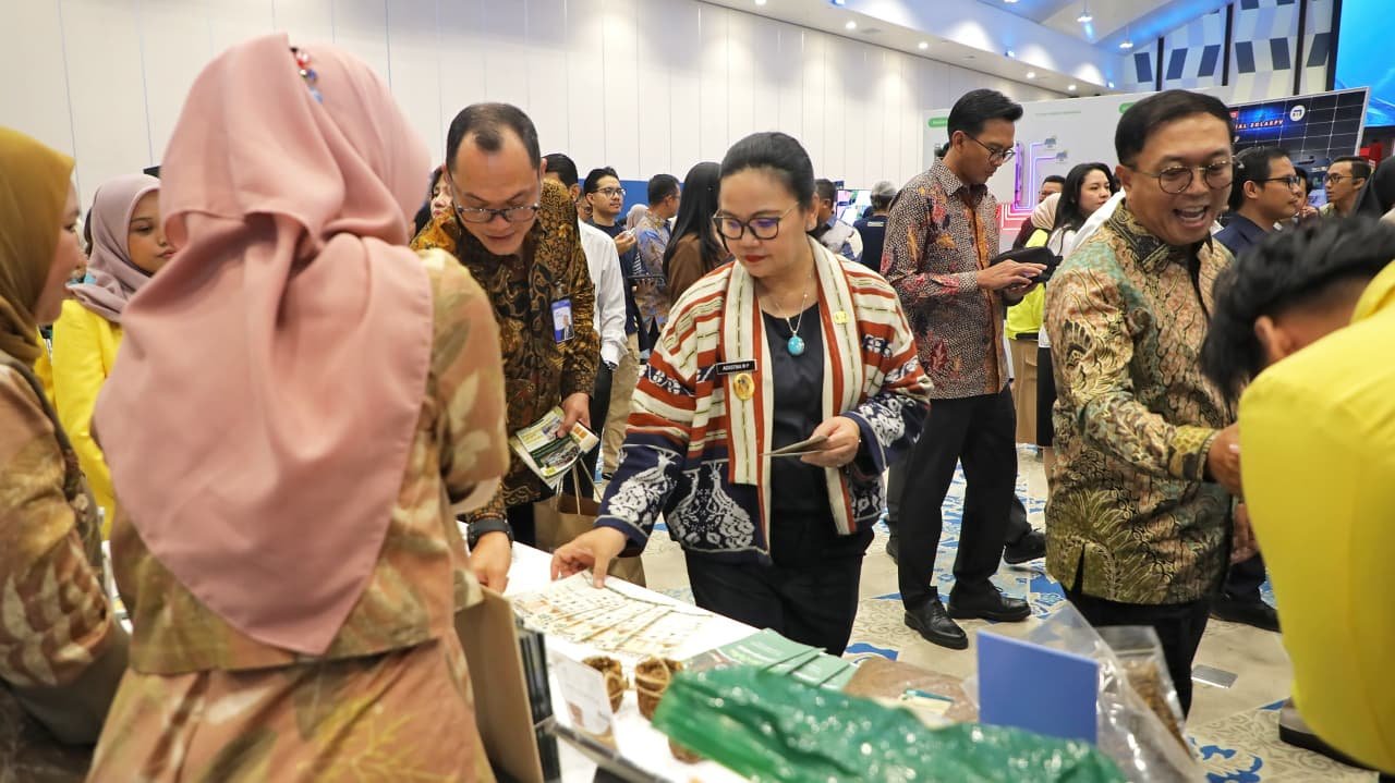 TINJAU UMKM: Wali Kota Semarang, Agustina Wilujeng menunjau UMKM saat acara Bursa Wirausaha Unggulan Jawa Tengah 2026 di Muladi Dome Undip, Rabu (7/10/2026). (ist)
