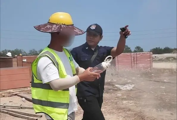 SIDAK WNA: Petugas Imigrasi (baju hitam) menyidak WNA yang sedang bekerja di proyek konstruksi di wilayah Demal. (ist)