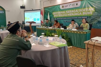 SOROT GEOTERMAL - Pemerhati lingkungan Hotmauli Sidabalok Ph.d (kanan) memaparkan materi risiko lingkungan proyek geotermal dalam Focus Group Discussion (FGD) dan Musyawarah Kerja Wilayah (Muskerwil) II PW ISNU Jateng di Horison Tlogo Resort, Tuntang, Kabupaten Semarang, pada Sabtu-Minggu (10-11/10/2026). Dua narasumber lain dalam FGD tersebut adalah Yoga Ariwibowo, ahli geotermal dari Universitas Diponegoro (dua dari kiri), serta Prof. Abu Hapsin, Dewan Ahli PW ISNU Jateng sekaligus akademisi UIN Walisongo Semarang (dua dari kanan).