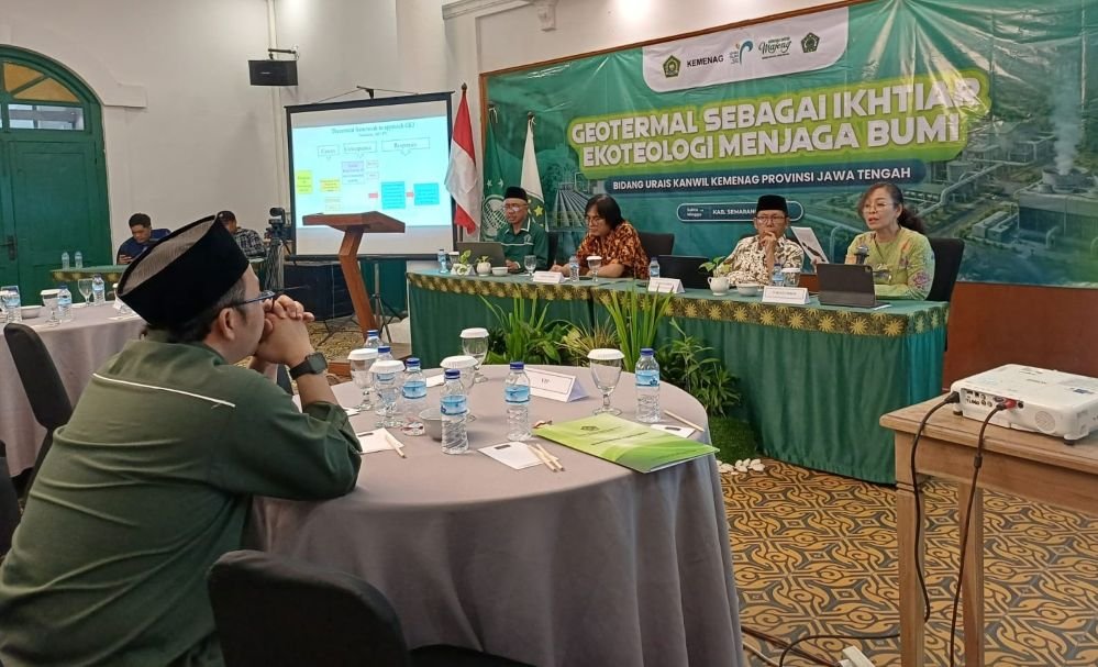 SOROT GEOTERMAL - Pemerhati lingkungan Hotmauli Sidabalok Ph.d (kanan) memaparkan materi risiko lingkungan proyek geotermal dalam Focus Group Discussion (FGD) dan Musyawarah Kerja Wilayah (Muskerwil) II PW ISNU Jateng di Horison Tlogo Resort, Tuntang, Kabupaten Semarang, pada Sabtu-Minggu (10-11/10/2026). Dua narasumber lain dalam FGD tersebut adalah Yoga Ariwibowo, ahli geotermal dari Universitas Diponegoro (dua dari kiri), serta Prof. Abu Hapsin, Dewan Ahli PW ISNU Jateng sekaligus akademisi UIN Walisongo Semarang (dua dari kanan).