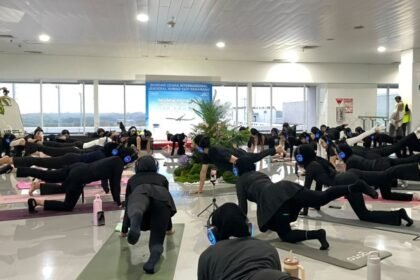 PILATES DI BANDARA: Puluhan orang sedang berolahraga pilates di area boarding bandara Jenderal Ahmad Yani Semarang. (ist)