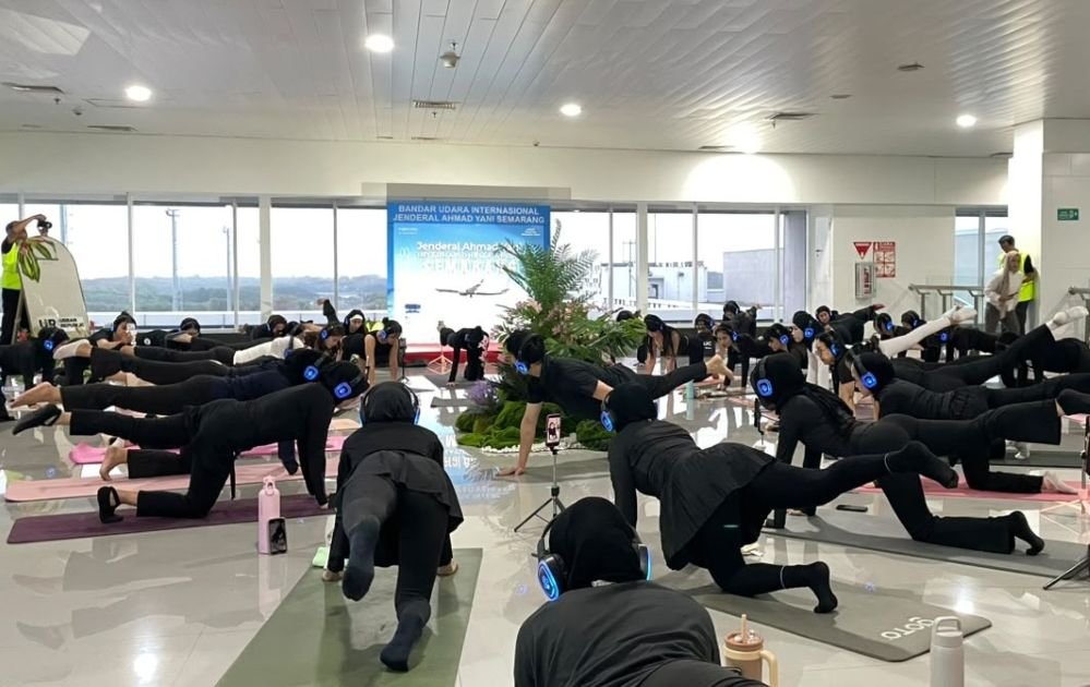PILATES DI BANDARA: Puluhan orang sedang berolahraga pilates di area boarding bandara Jenderal Ahmad Yani Semarang. (ist)