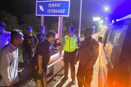 SELIDIKI KASUS: TIM Polresta Batang menyelidiki penyerangan tim Persib Bandung U-18 di Rest Area 360B, Batang, Minggu (11/10/2026). (ist)