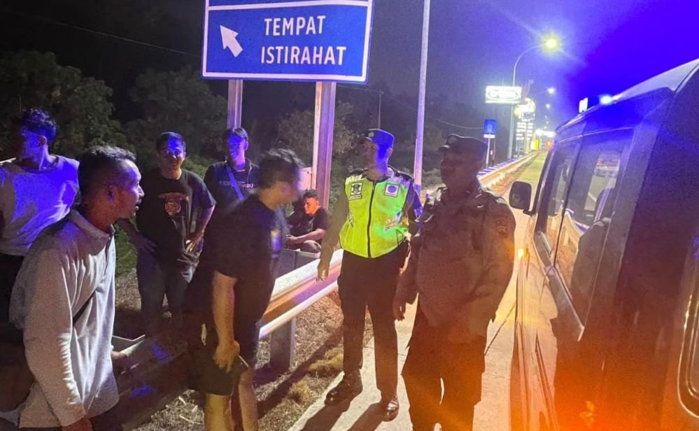 SELIDIKI KASUS: TIM Polresta Batang menyelidiki penyerangan tim Persib Bandung U-18 di Rest Area 360B, Batang, Minggu (11/10/2026). (ist)