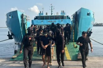 PINDAH LAPAS: Puluhan napi Lapas Semarang menuruni kapal saat proses pemindahan ke Nusakambangan. (ist)