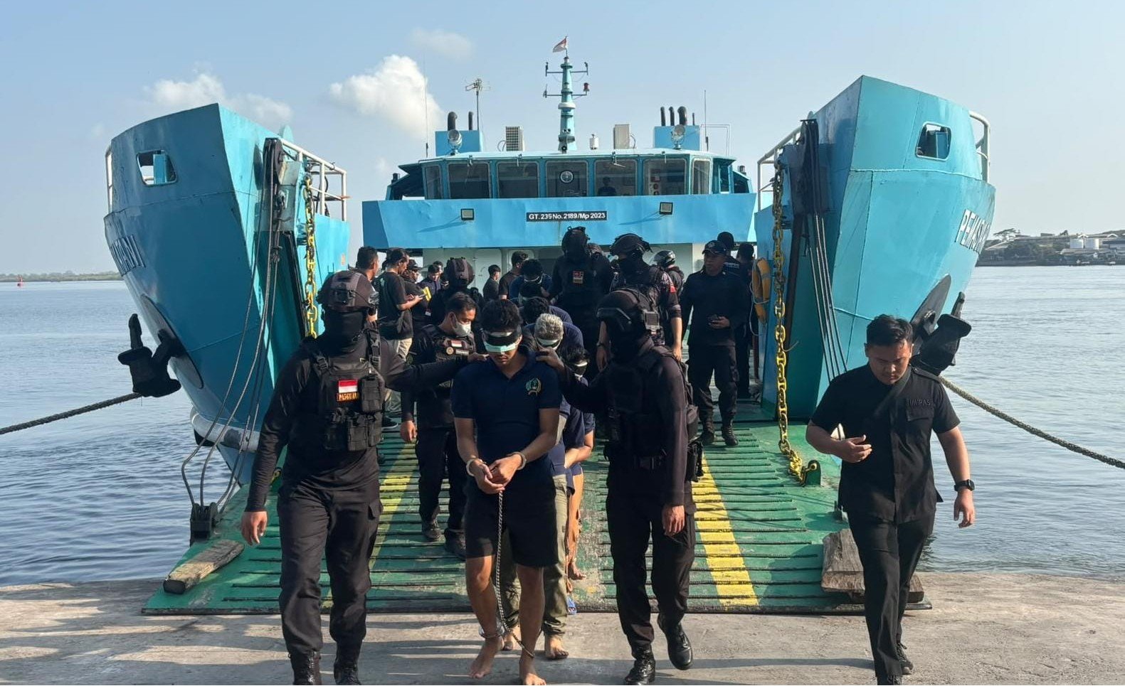 PINDAH LAPAS: Puluhan napi Lapas Semarang menuruni kapal saat proses pemindahan ke Nusakambangan. (ist)