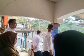 PERIKSA RUMAH WARGA - Tim gabungan Ditreskrimsus Polda Jateng dan DLH Jateng memeriksa tiga rumah warga yang dilaporkan terdampak pada Senin (12/10/2026) sekitar pukul 13.30 WIB.