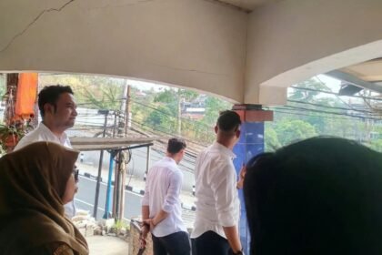 PERIKSA RUMAH WARGA - Tim gabungan Ditreskrimsus Polda Jateng dan DLH Jateng memeriksa tiga rumah warga yang dilaporkan terdampak pada Senin (12/10/2026) sekitar pukul 13.30 WIB.