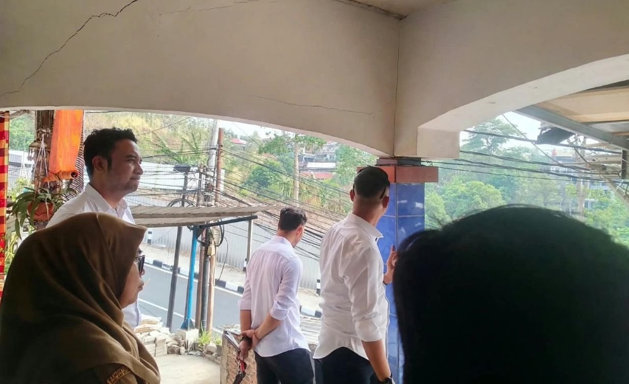 PERIKSA RUMAH WARGA - Tim gabungan Ditreskrimsus Polda Jateng dan DLH Jateng memeriksa tiga rumah warga yang dilaporkan terdampak pada Senin (12/10/2026) sekitar pukul 13.30 WIB.