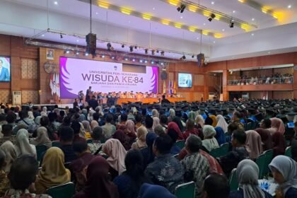 WISUDA UPGRIS: Mahasiswa didampingi orang tua mengikuti Wisuda Ke-84 UPGRIS di gerung Balairung, Selasa (13/10/2026). (bae)