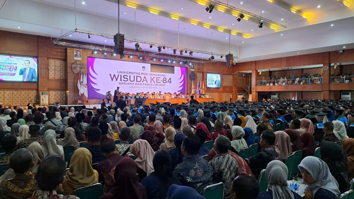 WISUDA UPGRIS: Mahasiswa didampingi orang tua mengikuti Wisuda Ke-84 UPGRIS di gerung Balairung, Selasa (13/10/2026). (bae)