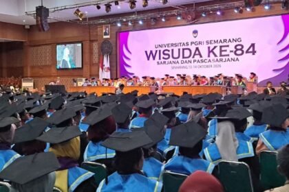 WISUDA UPGRIS: Mahasiswa didampingi orang tua mengikuti Wisuda Ke-84 UPGRIS di gerung Balairung, Selasa (13/10/2026). (bae)
