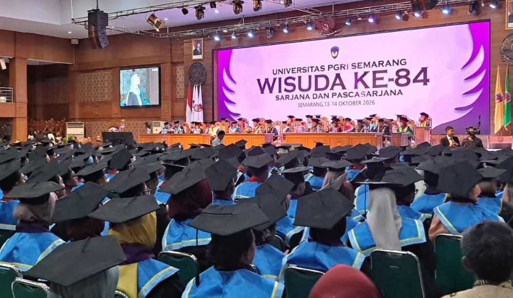 WISUDA UPGRIS: Mahasiswa didampingi orang tua mengikuti Wisuda Ke-84 UPGRIS di gerung Balairung, Selasa (13/10/2026). (bae)