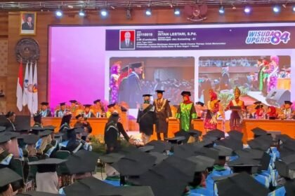 PROSESI WISUDA: Wisudawan UPGRIS mengikuti pemindahan toga dalam prosesi Wisuda ke-84 di gedung Balairung kampus tersebut, Selasa (13/10/2026). (bae)