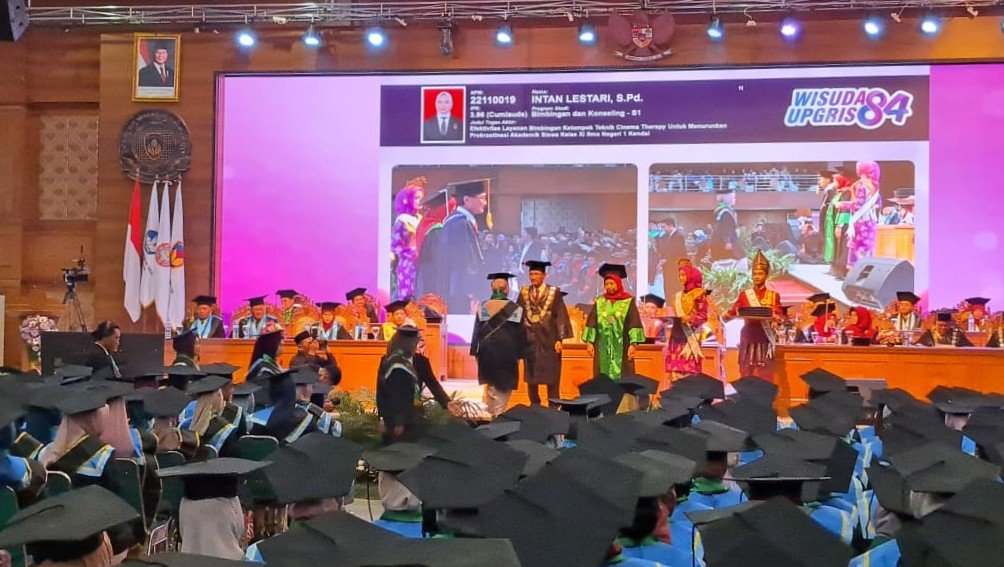 PROSESI WISUDA: Wisudawan UPGRIS mengikuti pemindahan toga dalam prosesi Wisuda ke-84 di gedung Balairung kampus tersebut, Selasa (13/10/2026). (bae)