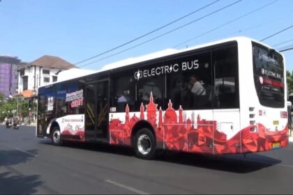TANPA ASAP - Bus listrik armada BRT Trans Semarang melaju di Jalan Pemuda Kota Semarang.