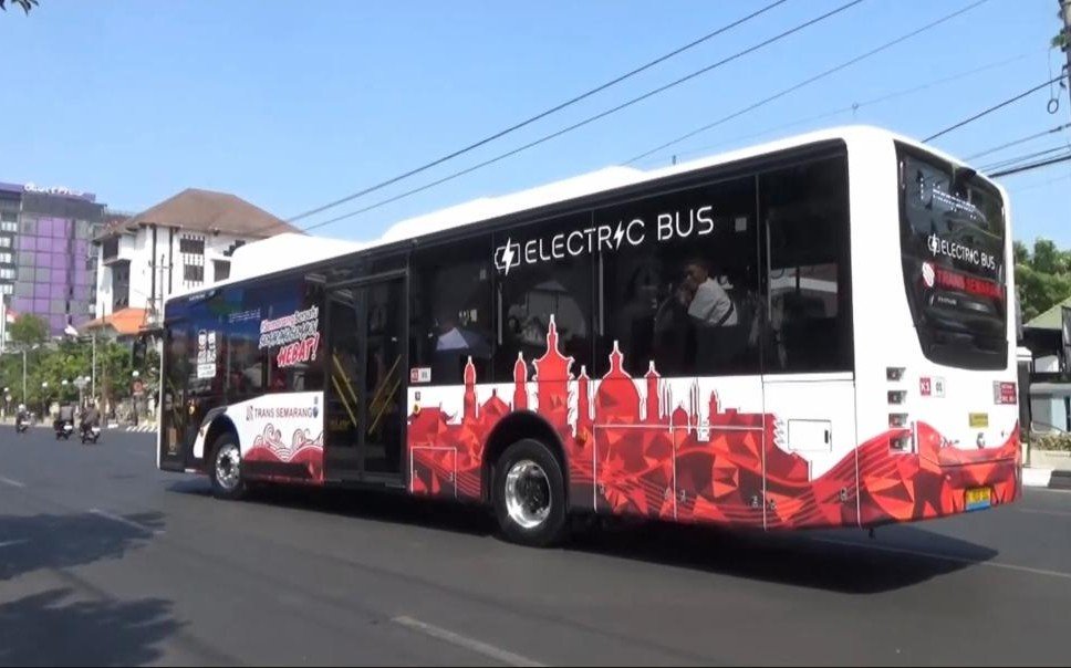 TANPA ASAP - Bus listrik armada BRT Trans Semarang melaju di Jalan Pemuda Kota Semarang.