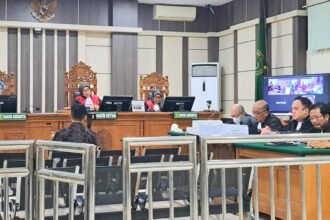 SIDANG KORUPSI: Bupati Cilacap nonaktif Syamsul Auliya Rachman (baju batik) didampingi tim penasihat hukumnya (sisi kanan) menjalani sidang di Pengadilan Tipikor Semarang, Selasa (13/10/2026). (bae)