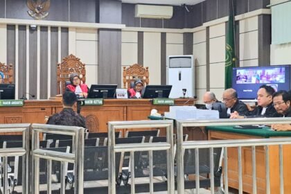 SIDANG KORUPSI: Bupati Cilacap nonaktif Syamsul Auliya Rachman (baju batik) didampingi tim penasihat hukumnya (sisi kanan) menjalani sidang di Pengadilan Tipikor Semarang, Selasa (13/10/2026). (bae)