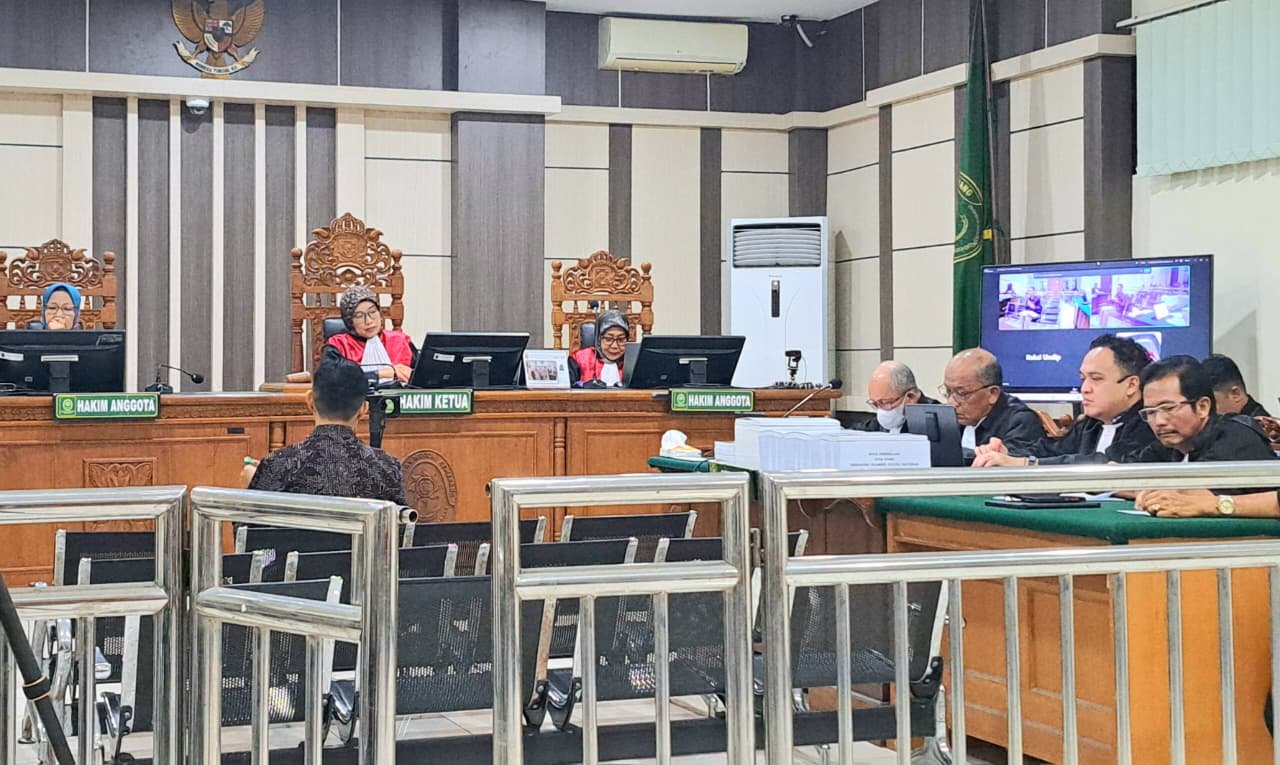 SIDANG KORUPSI: Bupati Cilacap nonaktif Syamsul Auliya Rachman (baju batik) didampingi tim penasihat hukumnya (sisi kanan) menjalani sidang di Pengadilan Tipikor Semarang, Selasa (13/10/2026). (bae)