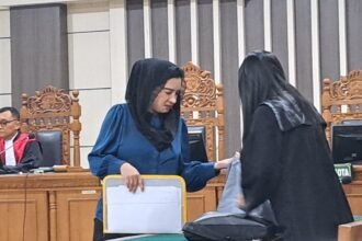 SIDANG KORUPSI: Bupati Pekalongan nonaktif Fadia Arafiq (kemeja biru) menjalani sidang kasus korupsi di Pengadilan Tipikor Semarang, Kamis (15/10/2026). (bae)