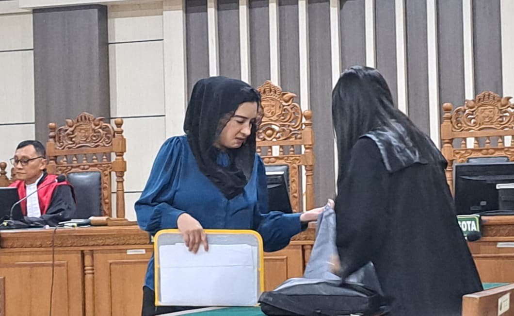 SIDANG KORUPSI: Bupati Pekalongan nonaktif Fadia Arafiq (kemeja biru) menjalani sidang kasus korupsi di Pengadilan Tipikor Semarang, Kamis (15/10/2026). (bae)