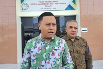 BERI PENJELASAN: Kuasa hukum penggugat memberi penjelasan terkait sidang gugatan melawan Kejati Jateng dan beberapa pihak lain. (bae)