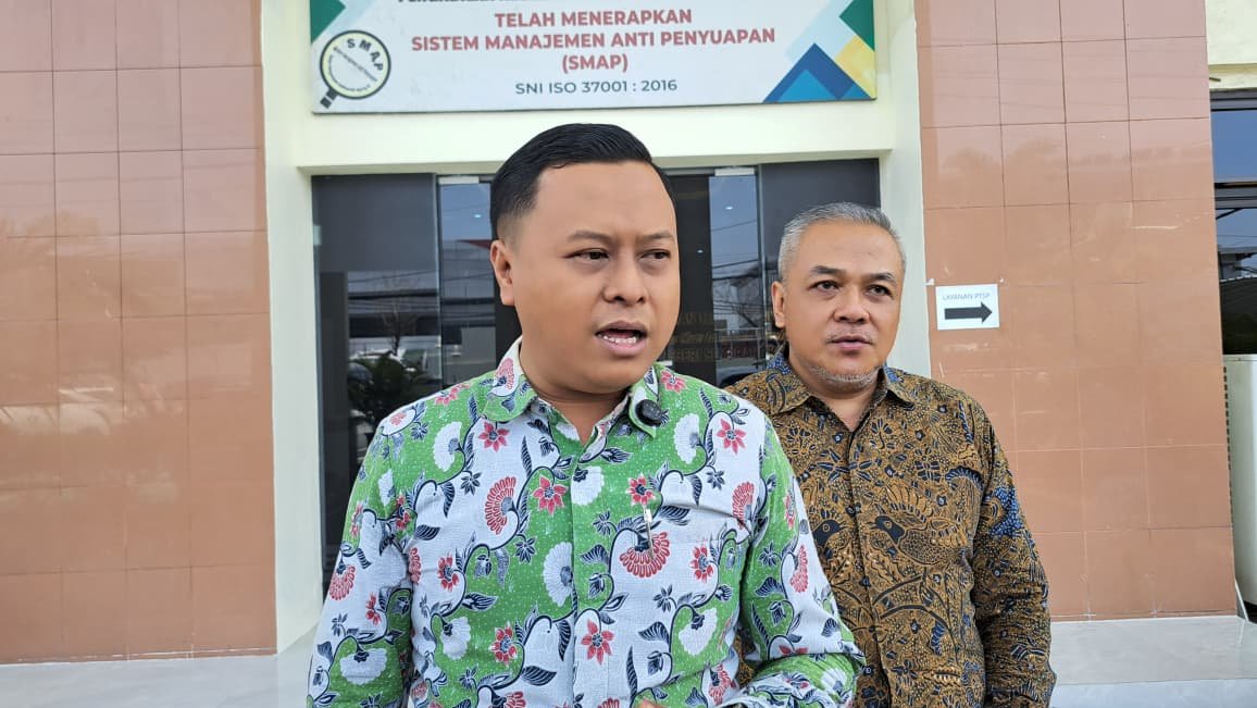BERI PENJELASAN: Kuasa hukum penggugat memberi penjelasan terkait sidang gugatan melawan Kejati Jateng dan beberapa pihak lain. (bae)