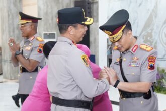LANTIK PEJABAT: Kapolda Jateng Irjen Pol Roy Hardi Siahaan menyalami Wakapolda baru, Brigjen Pol Andi Herindra Rahmawan dalam acara sertijab di Gedung Borobudur Mapolda Jateng, Kamis (15/10/2026). (ist)