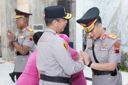 LANTIK PEJABAT: Kapolda Jateng Irjen Pol Roy Hardi Siahaan menyalami Wakapolda baru, Brigjen Pol Andi Herindra Rahmawan dalam acara sertijab di Gedung Borobudur Mapolda Jateng, Kamis (15/10/2026). (ist)