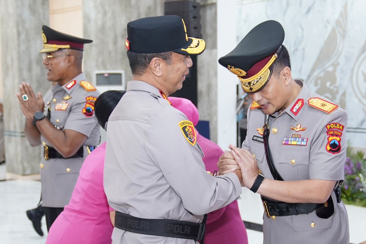 LANTIK PEJABAT: Kapolda Jateng Irjen Pol Roy Hardi Siahaan menyalami Wakapolda baru, Brigjen Pol Andi Herindra Rahmawan dalam acara sertijab di Gedung Borobudur Mapolda Jateng, Kamis (15/10/2026). (ist)