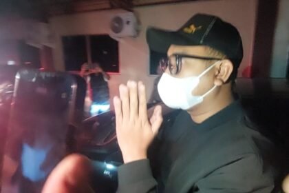 MINTA MAAF - Bupati Klaten Hamenang Wajar Ismoyo mengatupkan tangan, tanda meminta maaf kepada warga Klaten, atas kasus yang menjeratnya. Hamenang terjaring OTT KPK di Klaten pada Kamis (15/10/2026).
