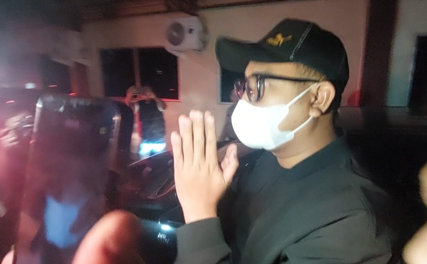 MINTA MAAF - Bupati Klaten Hamenang Wajar Ismoyo mengatupkan tangan, tanda meminta maaf kepada warga Klaten, atas kasus yang menjeratnya. Hamenang terjaring OTT KPK di Klaten pada Kamis (15/10/2026).
