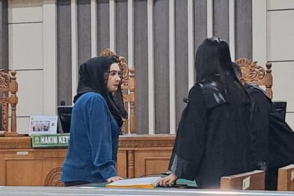SIDANG KORUPSI: Bupati Pekalongan nonaktif Fadia Arafiq (kemeja biru) menjalani sidang kasus korupsi di Pengadilan Tipikor Semarang, Kamis (15/10/2026). (bae)