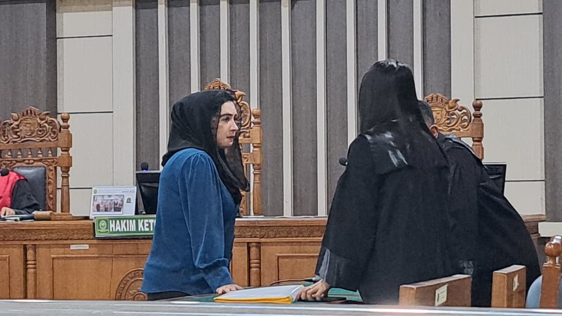 SIDANG KORUPSI: Bupati Pekalongan nonaktif Fadia Arafiq (kemeja biru) menjalani sidang kasus korupsi di Pengadilan Tipikor Semarang, Kamis (15/10/2026). (bae)
