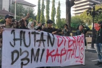 PROTES KARHUTLA - Mahasiswa Unissula Semarang menggelar aksi demonstrasi memprotes tak seriusnya penangaan pemerintah atas peristiwa kebakaran hutan dan lahan (karhutla), di depan kantor Perhutani, Kota Semarang, Jumat (16/10/2026). (dul)