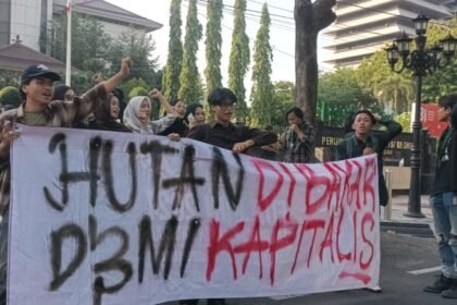 PROTES KARHUTLA - Mahasiswa Unissula Semarang menggelar aksi demonstrasi memprotes tak seriusnya penangaan pemerintah atas peristiwa kebakaran hutan dan lahan (karhutla), di depan kantor Perhutani, Kota Semarang, Jumat (16/10/2026). (dul)