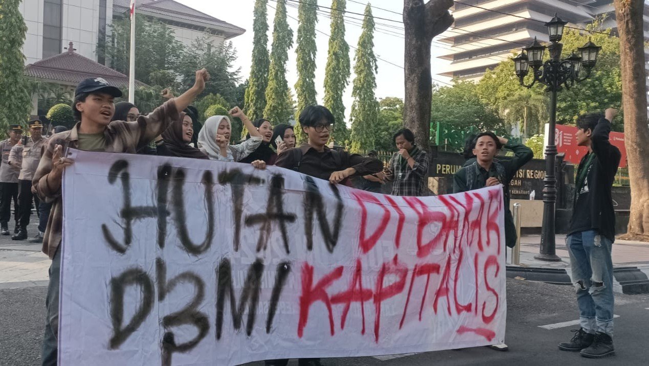 PROTES KARHUTLA - Mahasiswa Unissula Semarang menggelar aksi demonstrasi memprotes tak seriusnya penangaan pemerintah atas peristiwa kebakaran hutan dan lahan (karhutla), di depan kantor Perhutani, Kota Semarang, Jumat (16/10/2026). (dul)