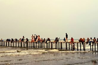 MENIKMATI SENJA: Puluhan orang beraktivitas di dermaga kecil Pantai Tirang Semarang, Sabtu (17/10/2026) sore. (bae)