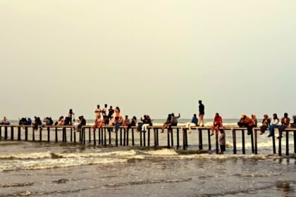 MENIKMATI SENJA: Puluhan orang beraktivitas di dermaga kecil Pantai Tirang Semarang, Sabtu (17/10/2026) sore. (bae)