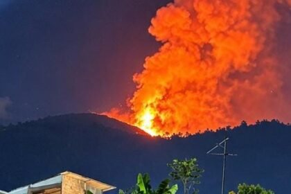 KEBAKARAN HUTAN: Kebakaran melanda kawasan lereng Gunung Lawu di Karanganyar, Jateng. (treads @aril_piterpen1)