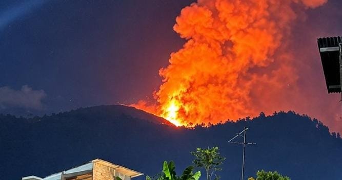 KEBAKARAN HUTAN: Kebakaran melanda kawasan lereng Gunung Lawu di Karanganyar, Jateng. (treads @aril_piterpen1)