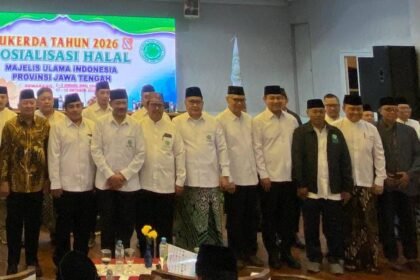PENGURUS MUI: Sejumlah pengurus Lembaga Penggerak Ekonomi Umat (LPEU) MUI Jateng foto bersama usai acara pelantikan di Semarang, Sabtu (17/10/2026). (ist)