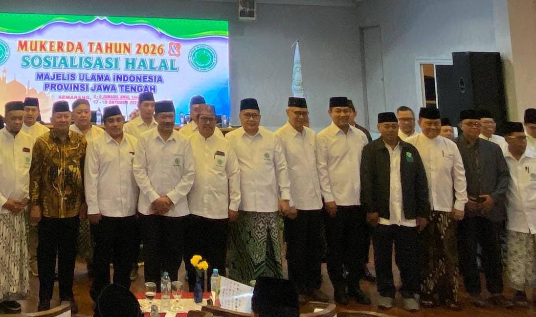 PENGURUS MUI: Sejumlah pengurus Lembaga Penggerak Ekonomi Umat (LPEU) MUI Jateng foto bersama usai acara pelantikan di Semarang, Sabtu (17/10/2026). (ist)