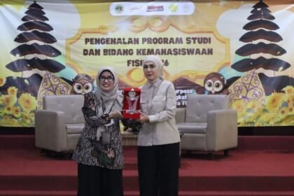 Dalam kuliah umum di FISIP Untag Semarang, Bupati Kendal Dyah Kartika Permanasari menekankan kebhinekaan: beda pilihan bukan alasan perpecahan.
