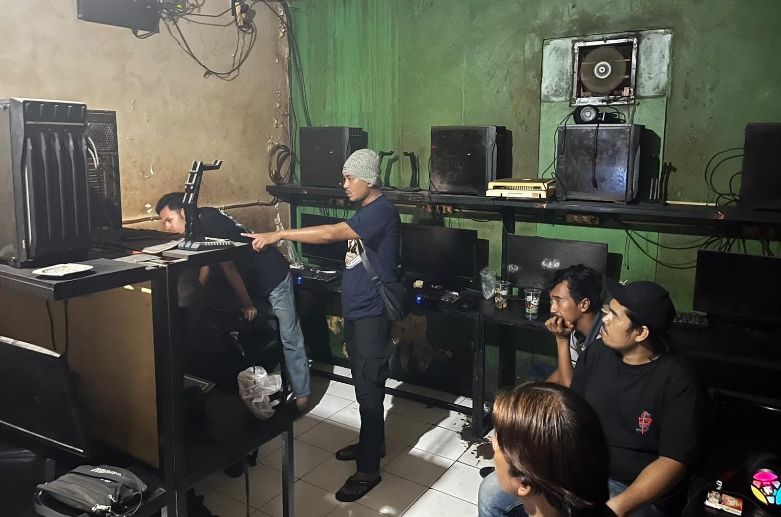 WARNET JUDI: Tim Ditressiber Polda Jawa Tengah menyidak Warnet Strix Cyber Arena, Jalan Suyudono, Kota Semarang yang jadi lokasi judi online. (ist)