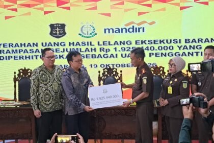 TERIMA UANG LELANG: Pejabat Bank Mandiri (sisi kanan) menerima secara simbolis uang hasil lelang barang bukti kasus korupsi yang tangani Kejari Semarang, Senin (19/10/2026). (bae)