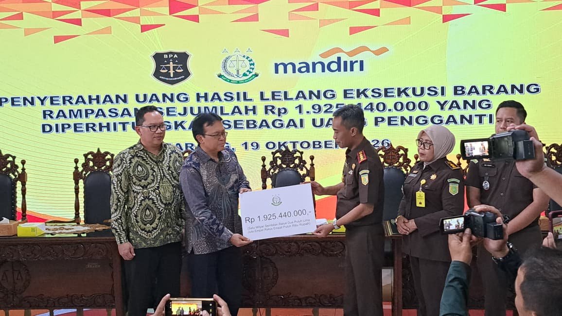 TERIMA UANG LELANG: Pejabat Bank Mandiri (sisi kanan) menerima secara simbolis uang hasil lelang barang bukti kasus korupsi yang tangani Kejari Semarang, Senin (19/10/2026). (bae)