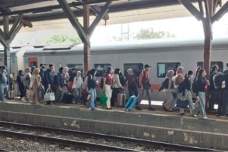 NAIK KERETA: Pelanggan kereta api berjalan di peron stasiun wilayah KAI Daop 4 Semarang. (ist)