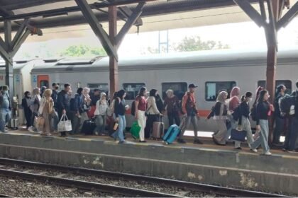 NAIK KERETA: Pelanggan kereta api berjalan di peron stasiun wilayah KAI Daop 4 Semarang. (ist)